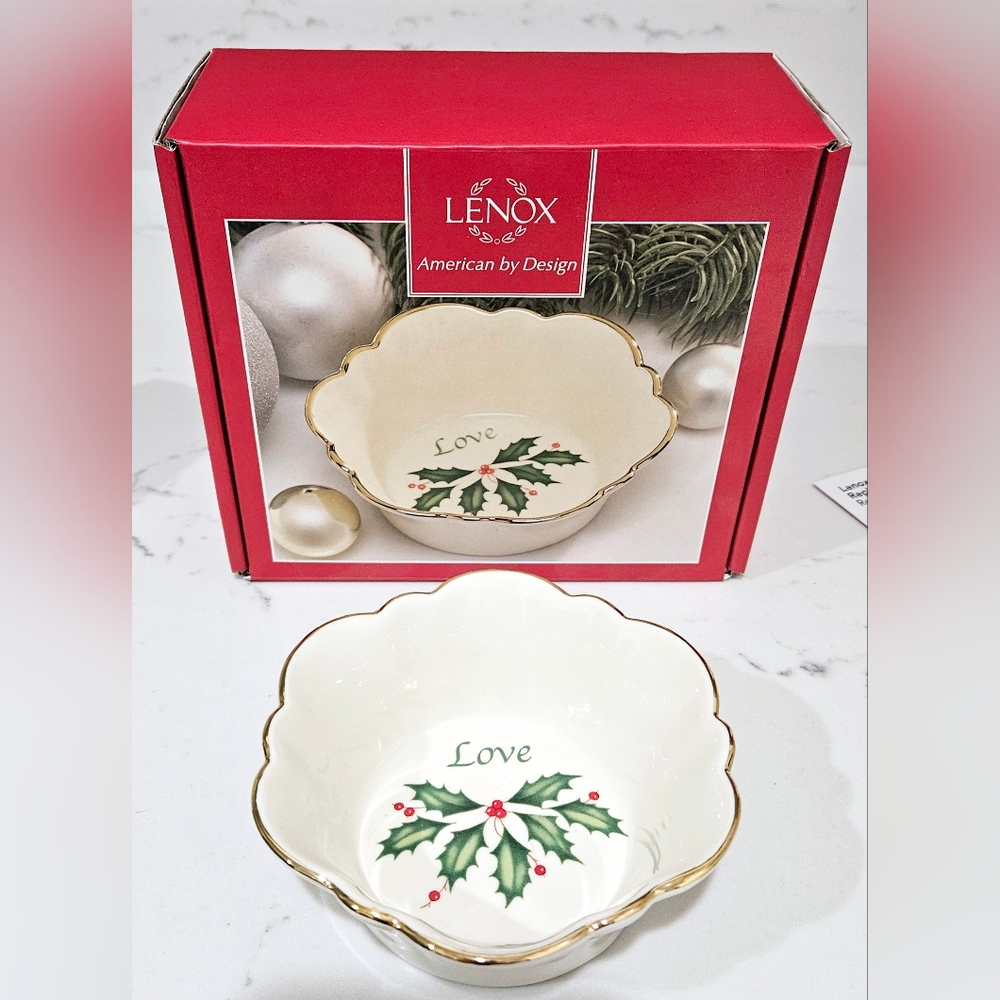 Holiday Round Fluted Dish Love Lenox Mistletoe Gold Trim NWT